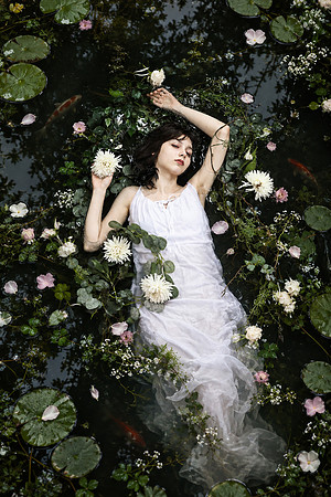 Dreamy Pre-Raphaelite Pond Reverie