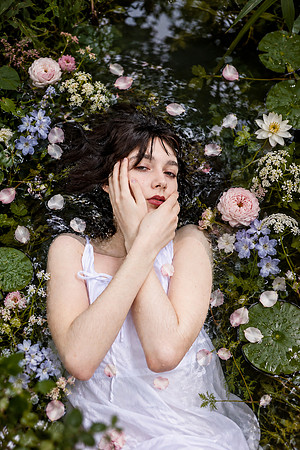 Dreamy Ophelia in a Botanical Pond (1)